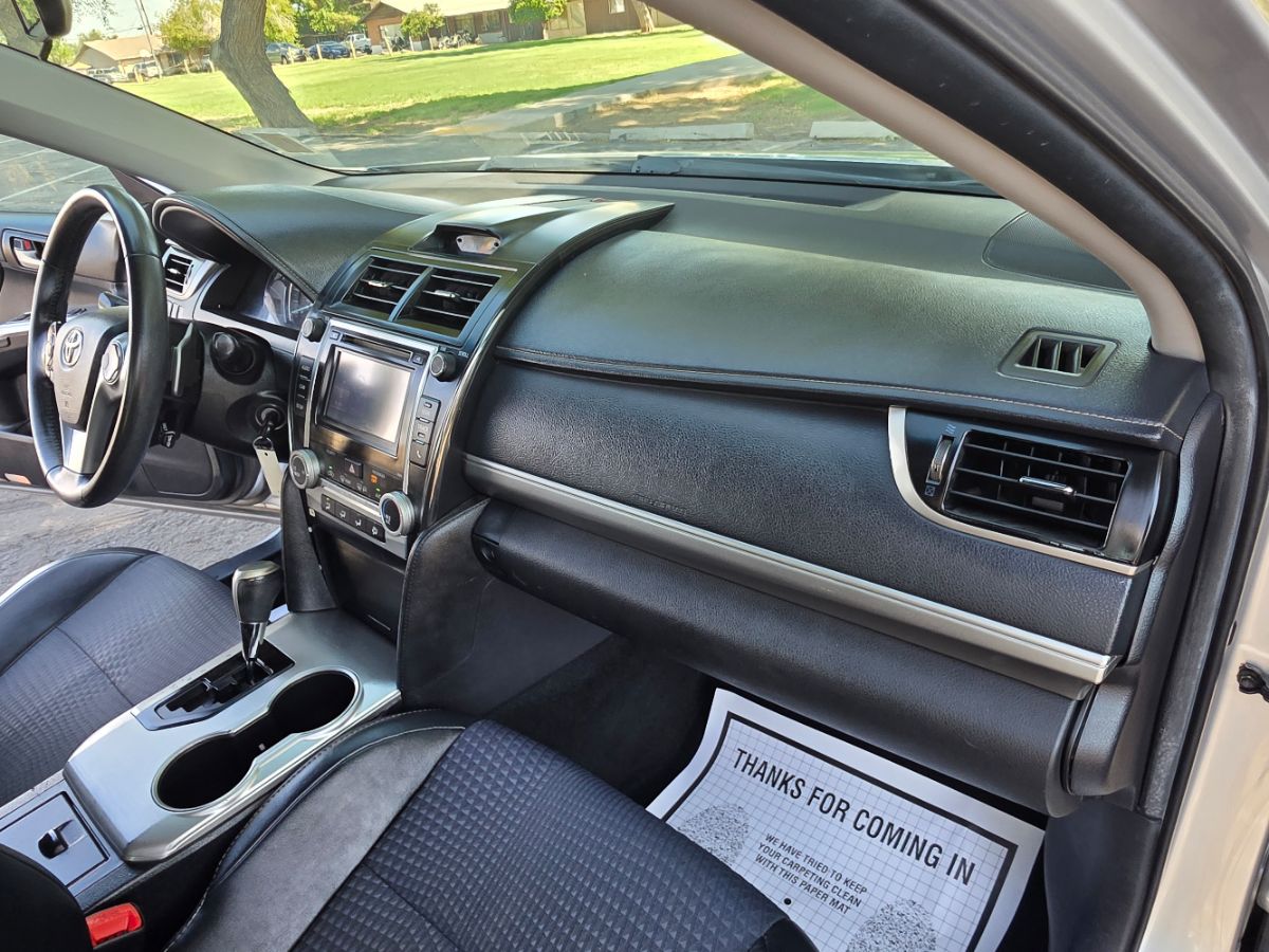 2014 Toyota Camry SE photo 25