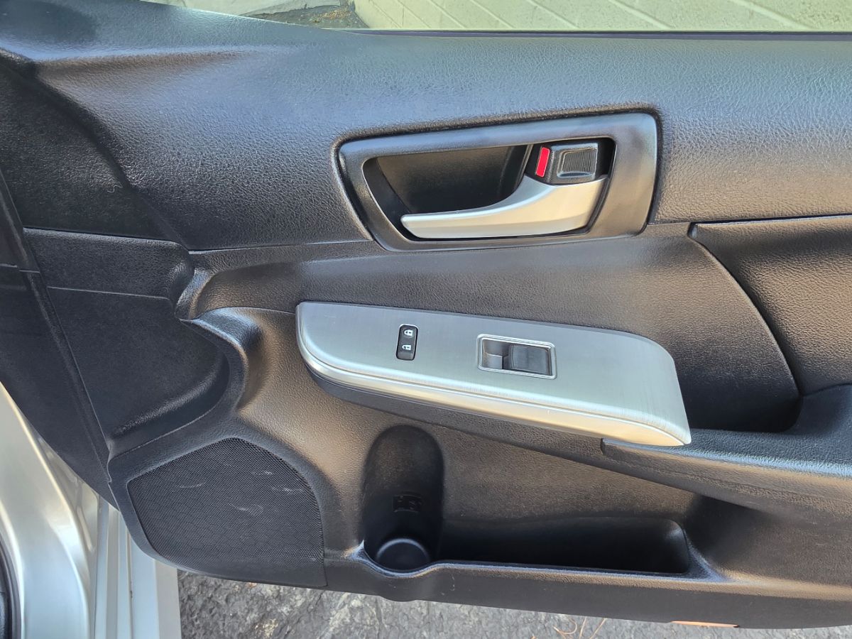 2014 Toyota Camry SE photo 27