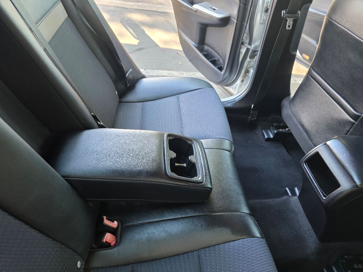 2014 Toyota Camry SE photo 32