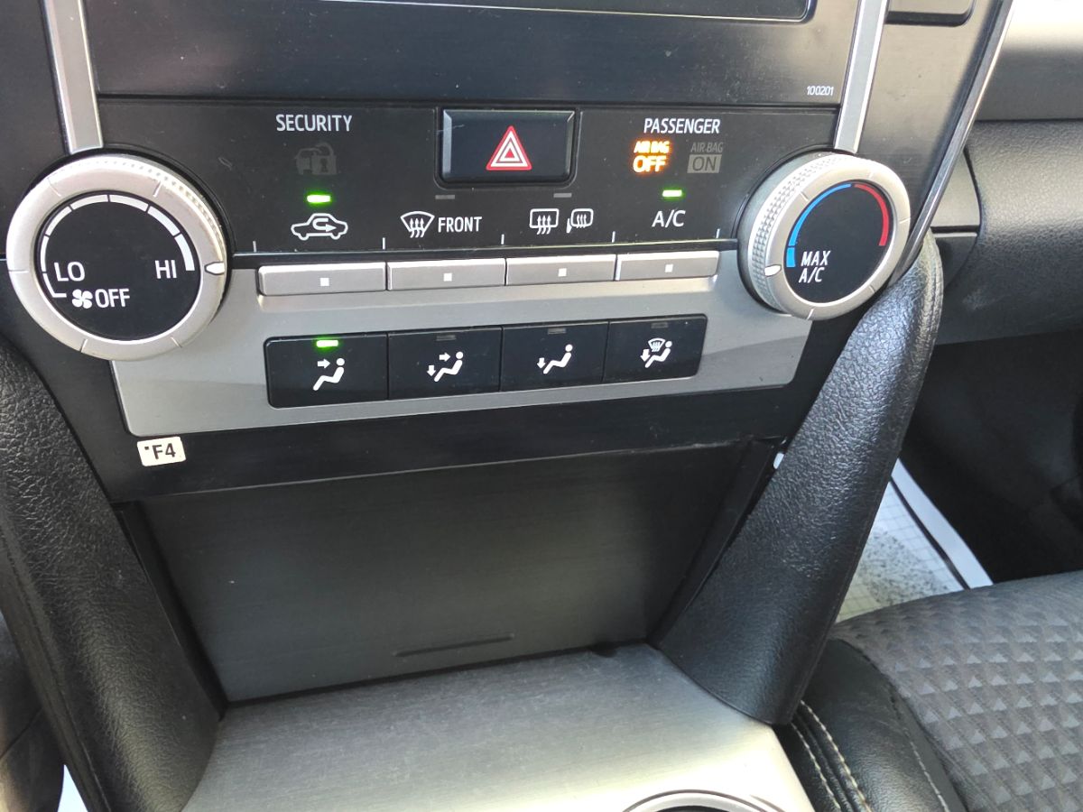 2014 Toyota Camry SE photo 39