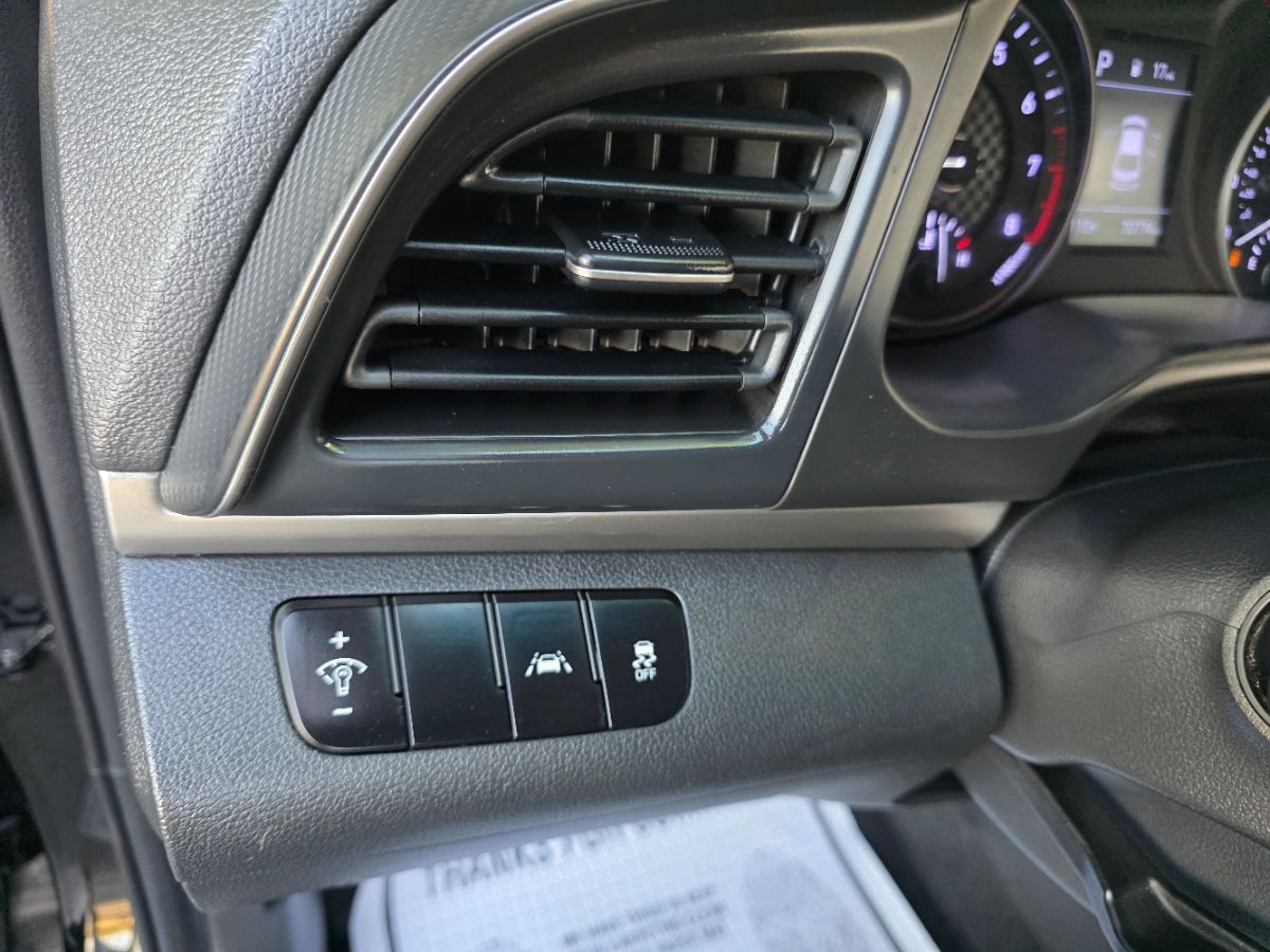 2020 Hyundai Elantra SE photo 2