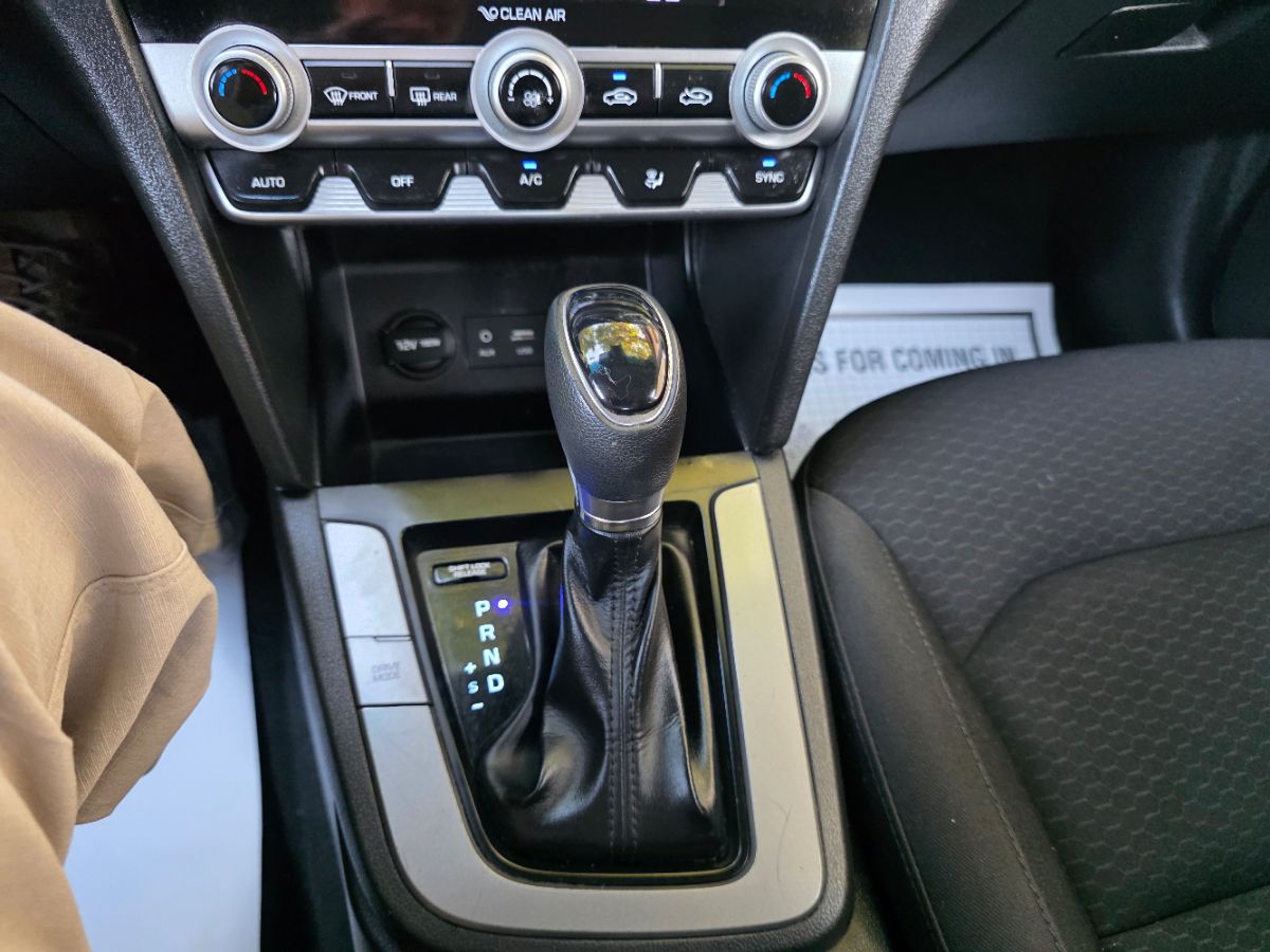 2020 Hyundai Elantra SE photo 21