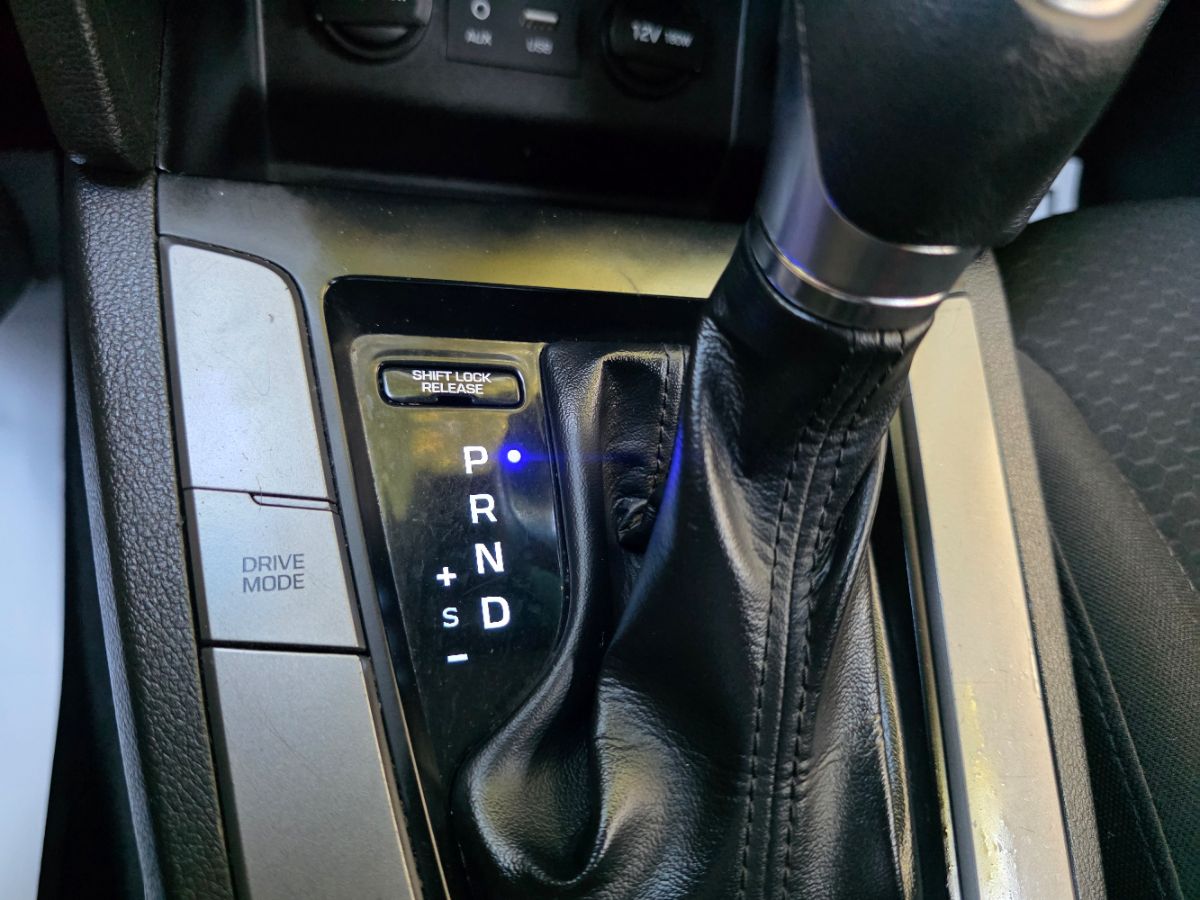 2020 Hyundai Elantra SE photo 23