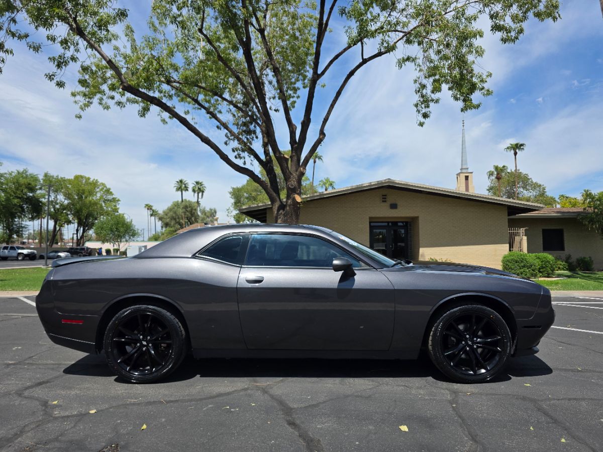 2018 Dodge Challenger SXT photo 3