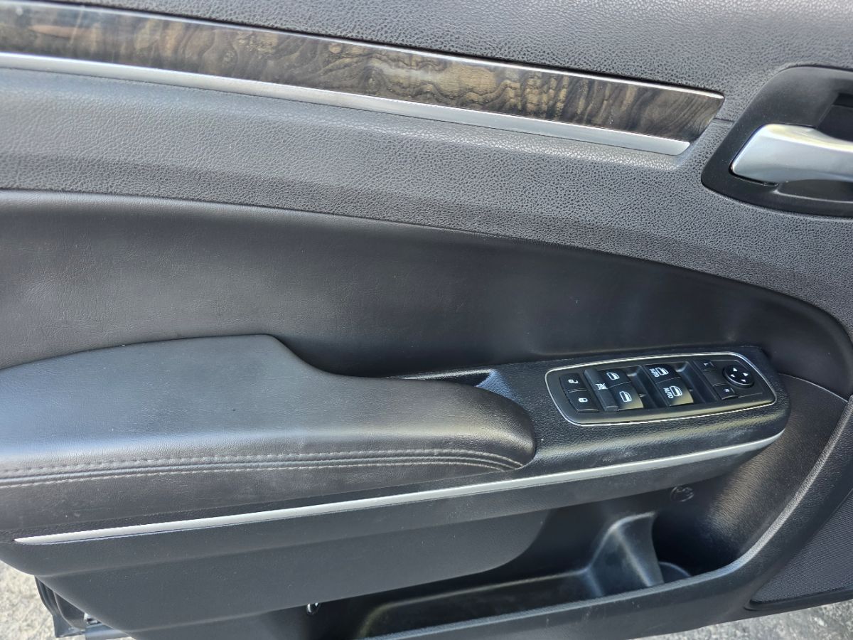 2019 Chrysler 300 Limited photo 15