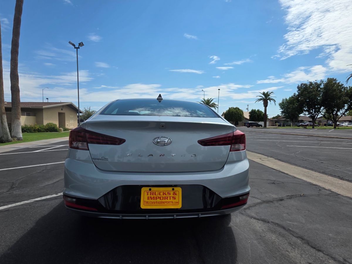 2020 Hyundai Elantra SEL photo 3