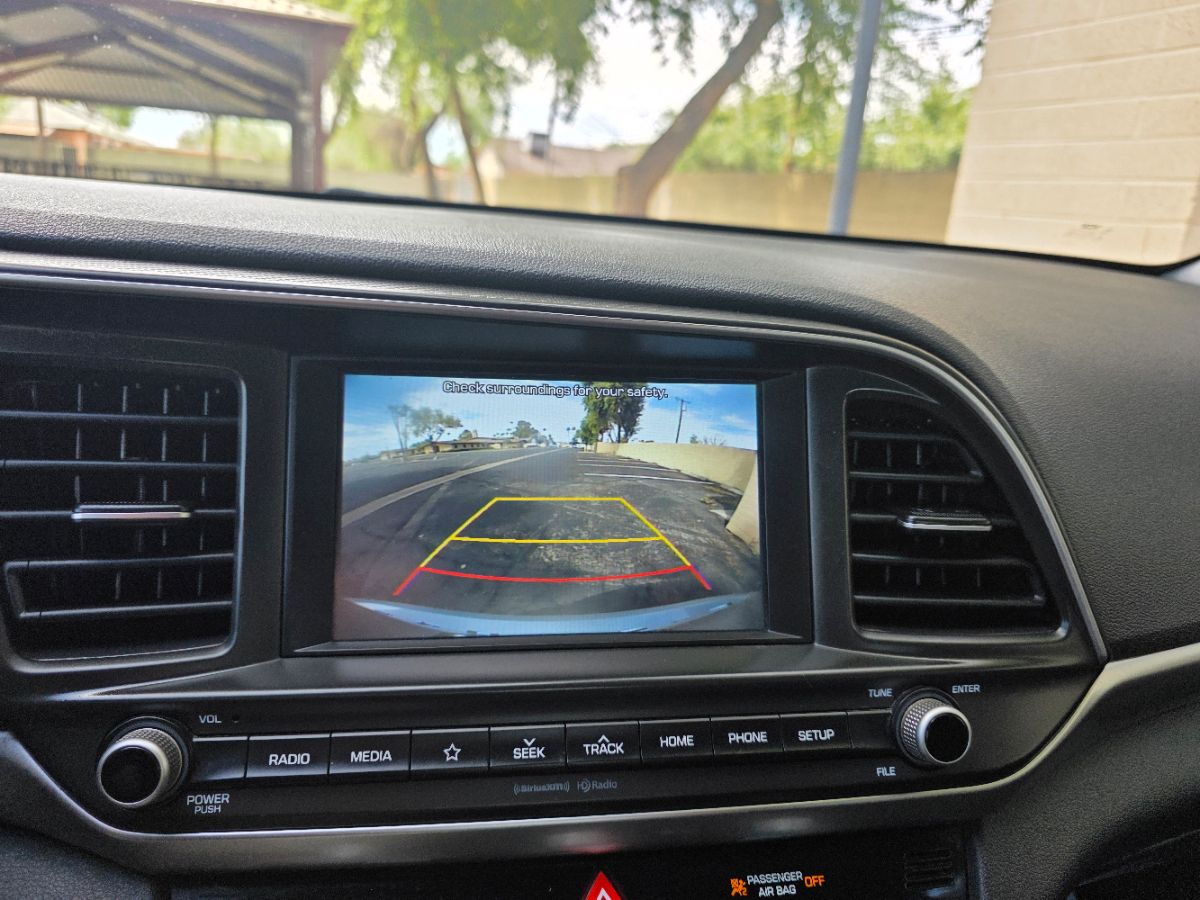 2020 Hyundai Elantra SEL photo 6
