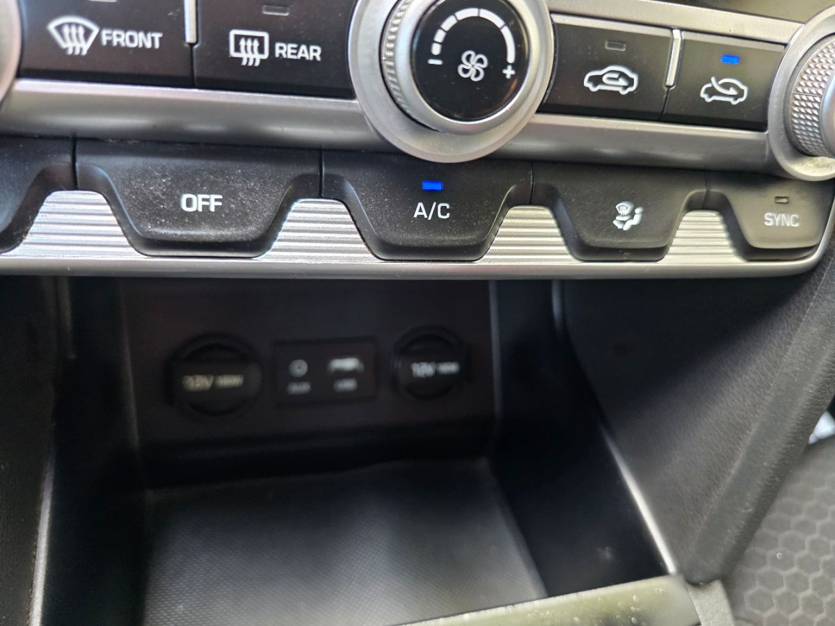 2020 Hyundai Elantra SEL photo 8