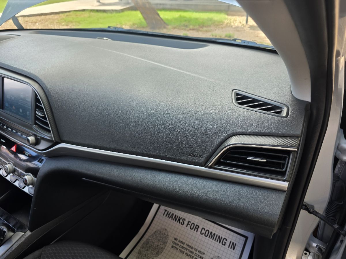 2020 Hyundai Elantra SEL photo 14