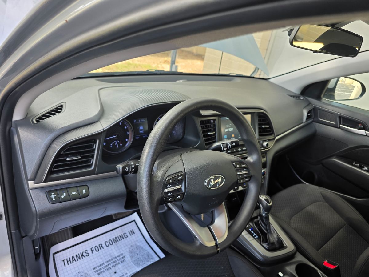 2020 Hyundai Elantra SEL photo 15