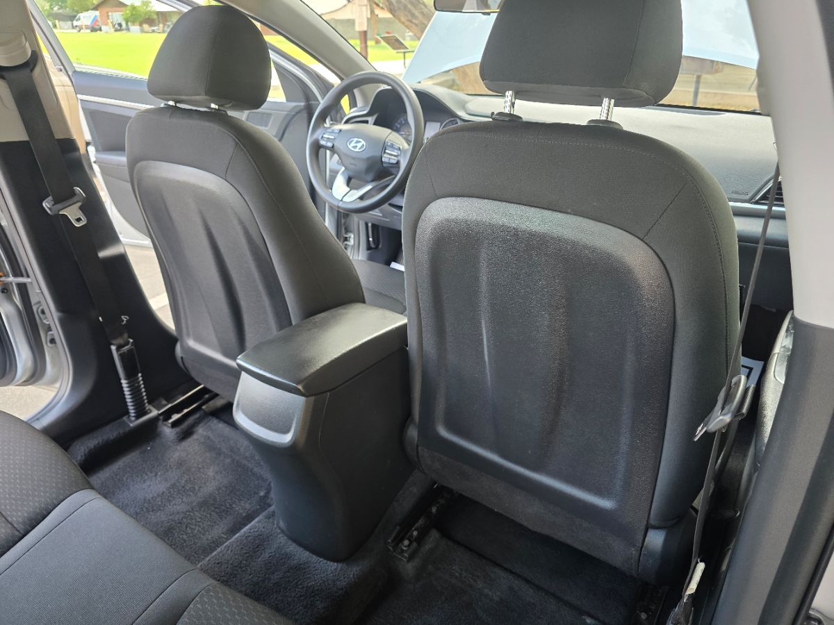 2020 Hyundai Elantra SEL photo 17