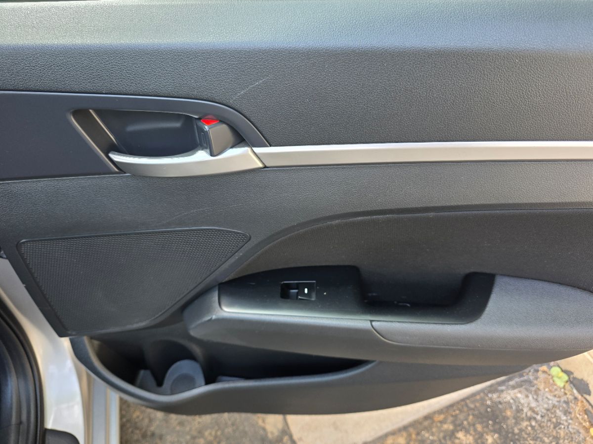 2020 Hyundai Elantra SEL photo 21