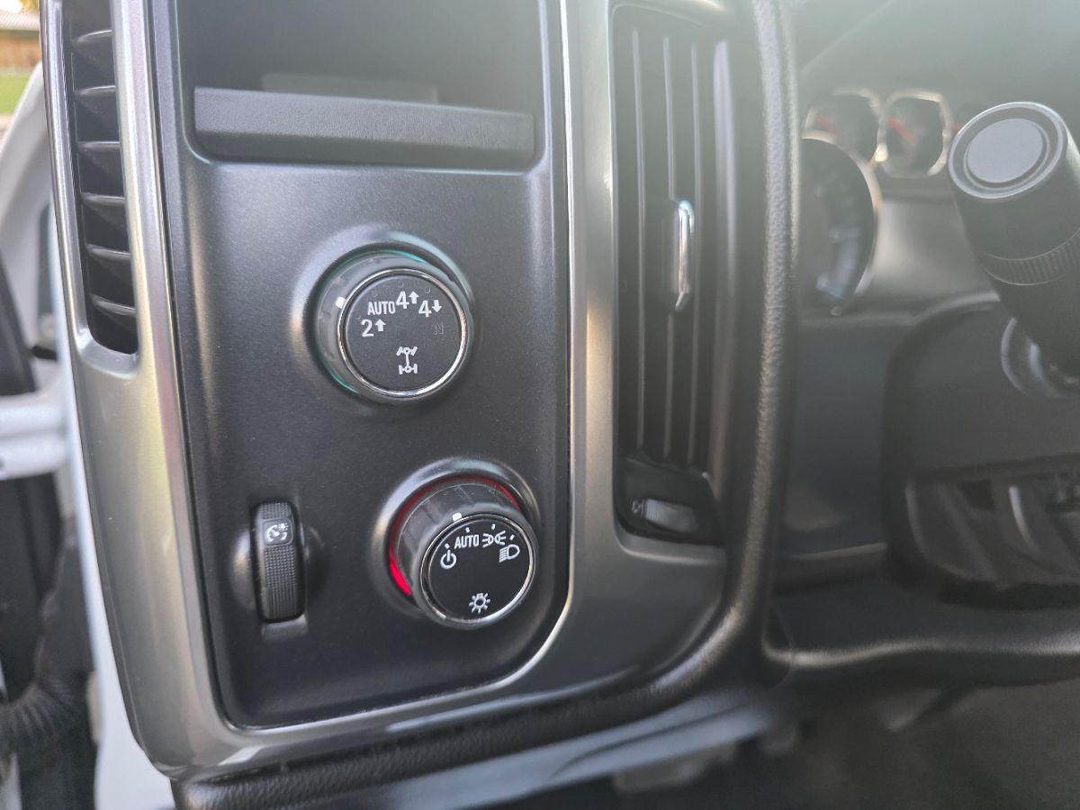 2017 Chevrolet Silverado 1500 LT photo 2