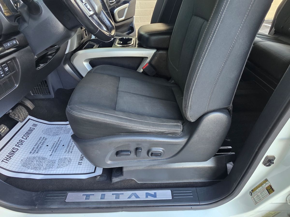 2018 Nissan Titan SV photo 10