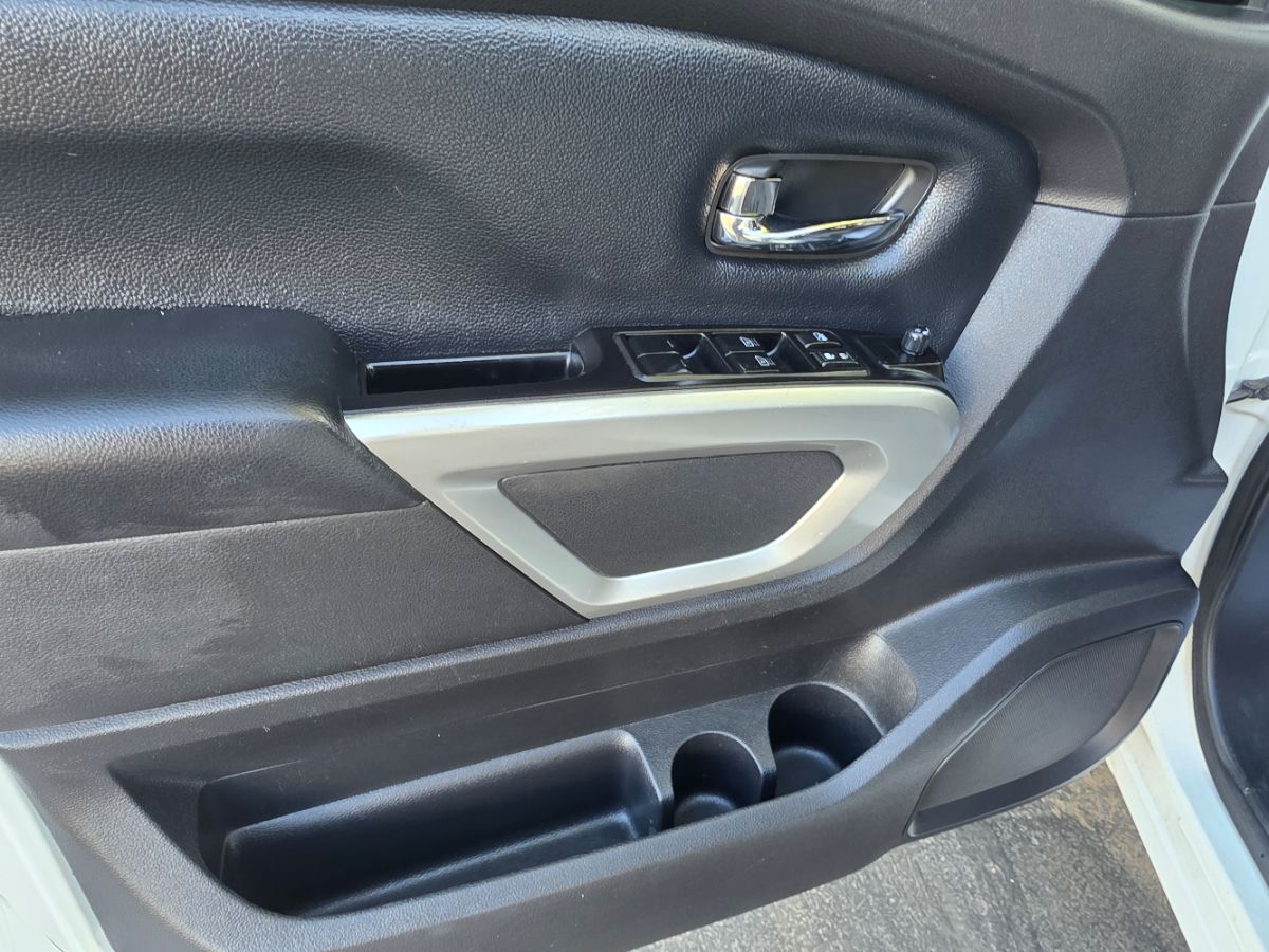 2018 Nissan Titan SV photo 18