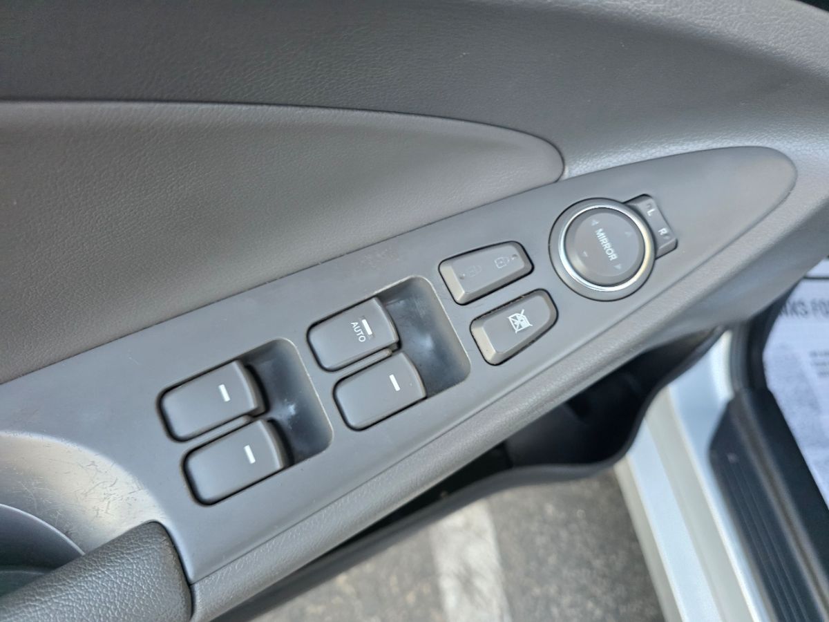 2012 Hyundai Sonata SE photo 29