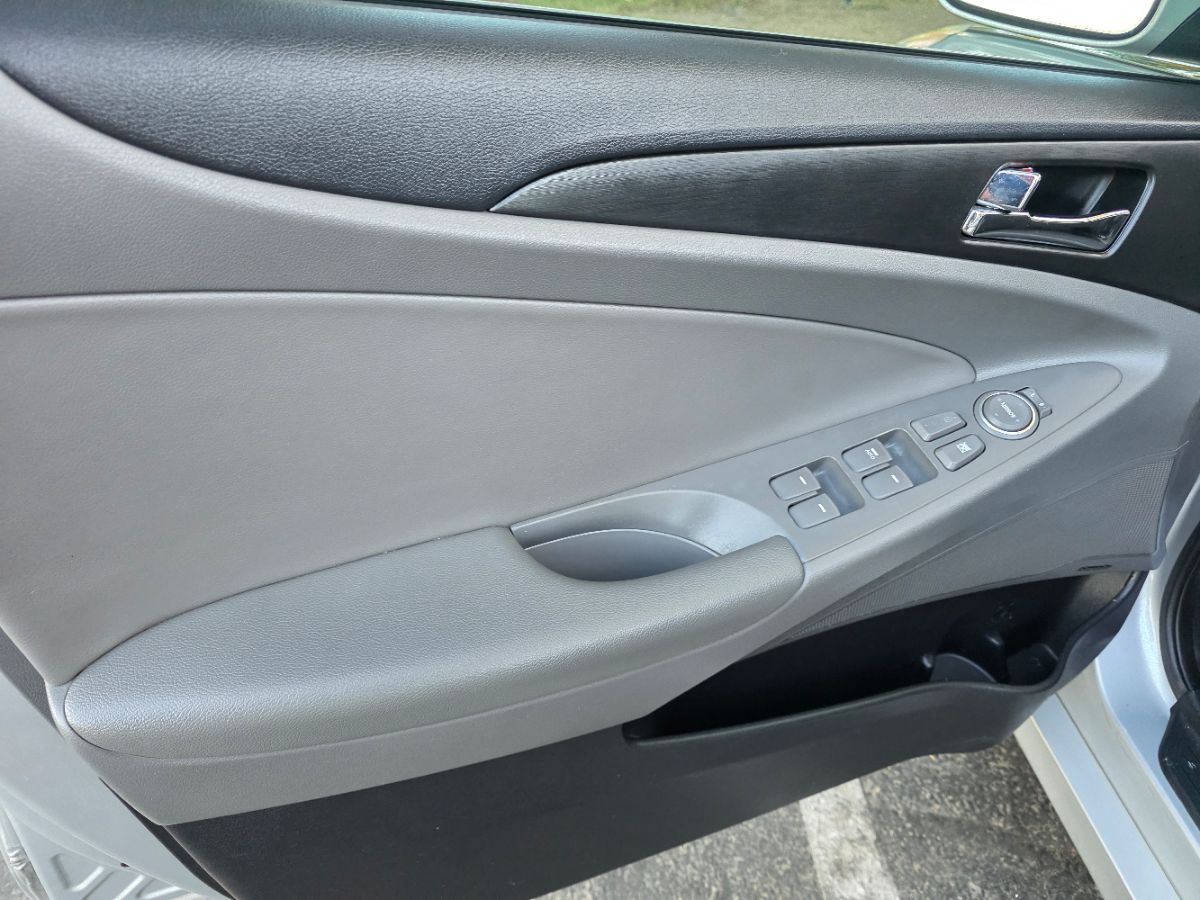 2012 Hyundai Sonata SE photo 30