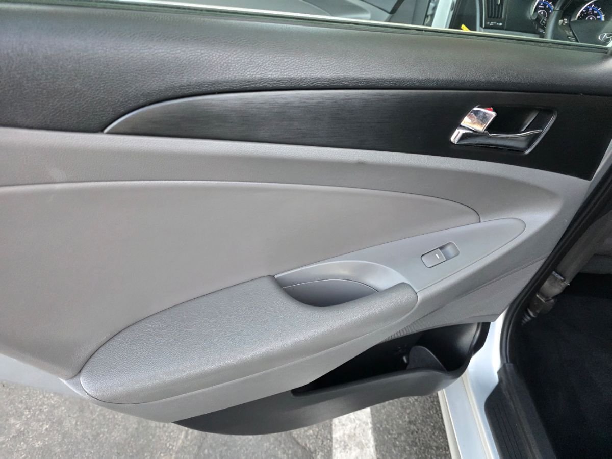 2012 Hyundai Sonata SE photo 32