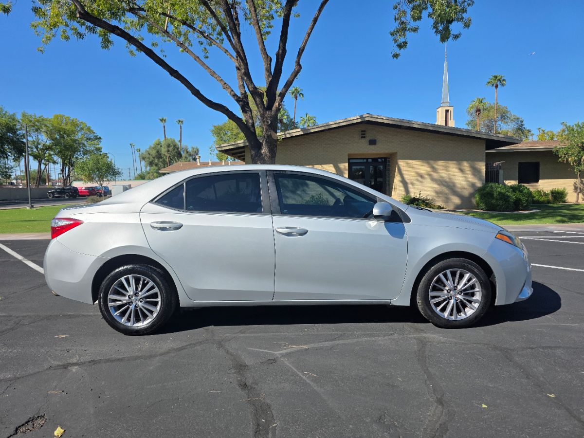 2015 Toyota Corolla LE photo 3