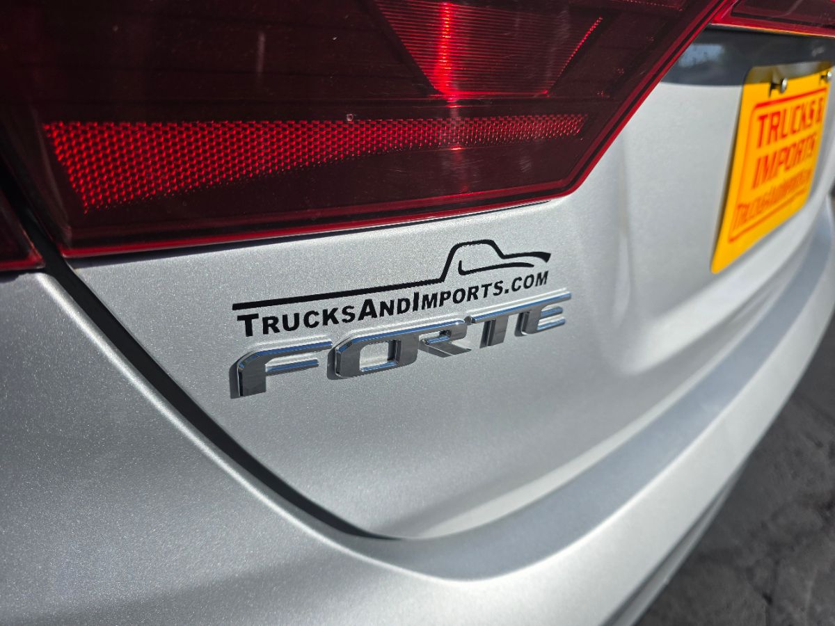 2019 Kia Forte LXS photo 4