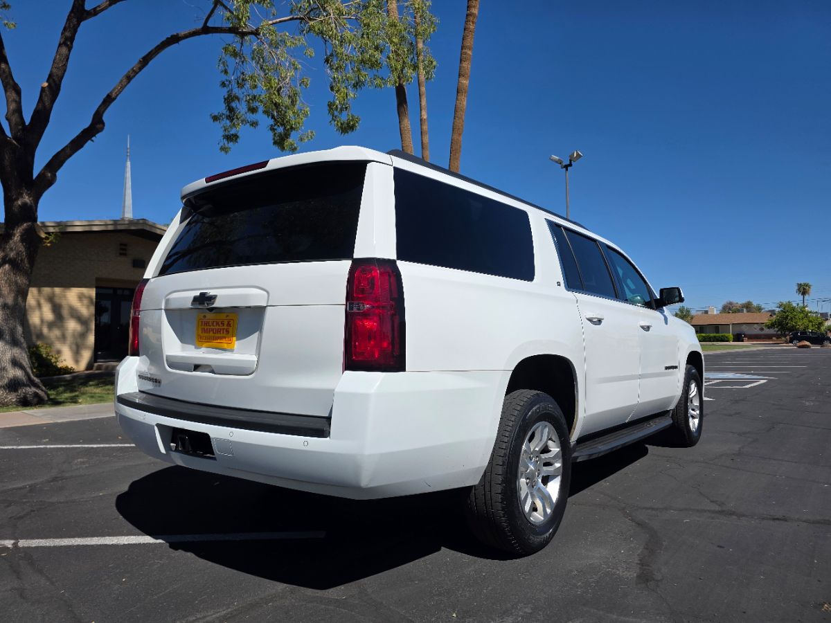 2017 Chevrolet Suburban LT photo 4