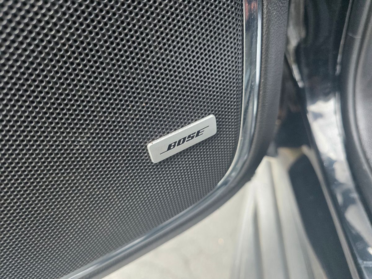 2015 Chevrolet Suburban LT photo 4