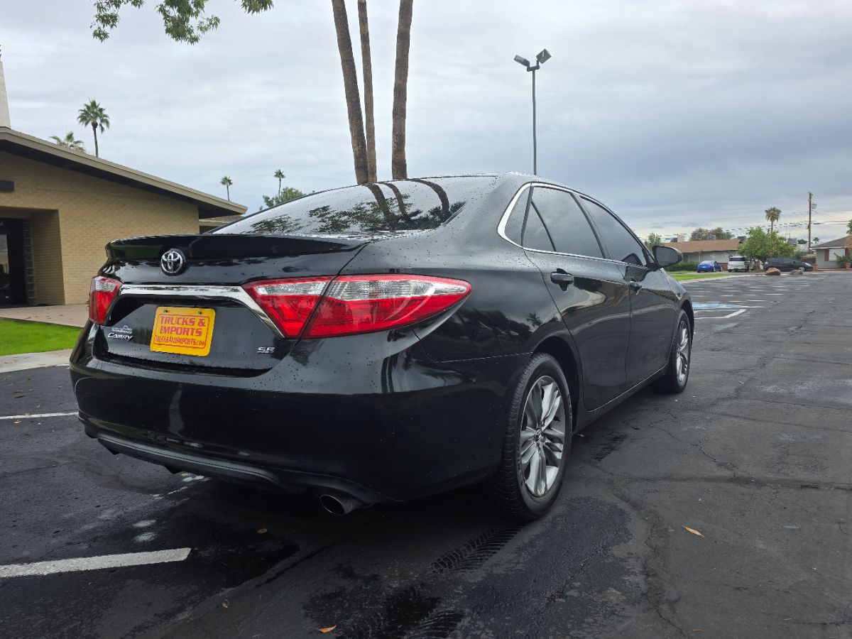 2016 Toyota Camry SE photo 2