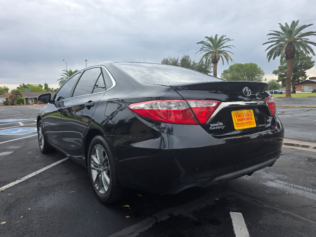 2016 Toyota Camry SE photo 3