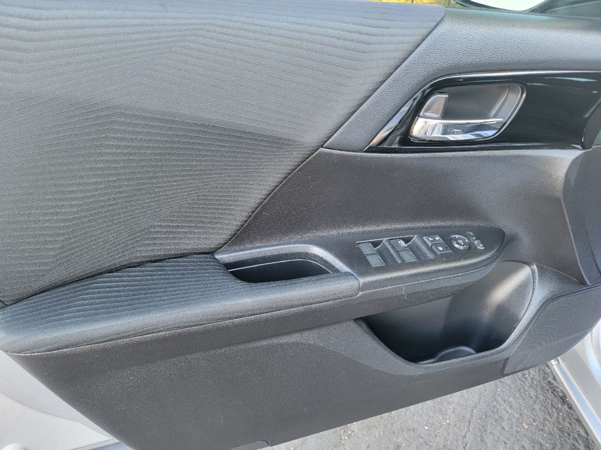 2016 Honda Accord LX photo 4