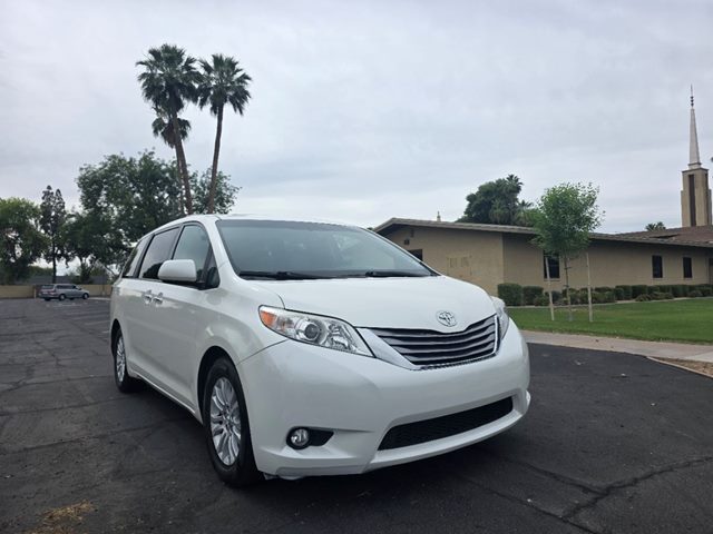 White (Blizzard Pearl) 2017 Toyota Sienna XLE 7-Passenger Auto Access Seat FWD Minivan Front-Wheel Drive Automatic