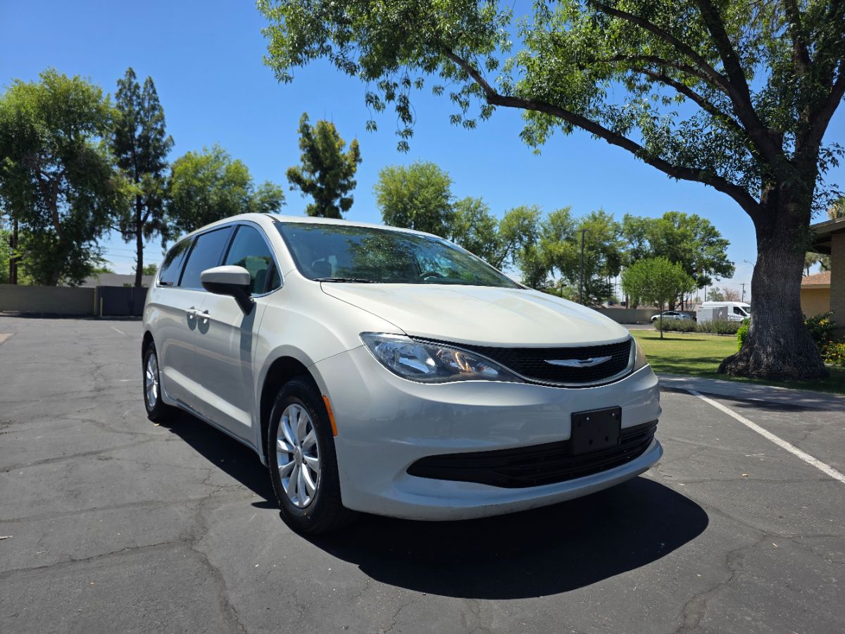 2017 Chrysler Pacifica Touring's photo