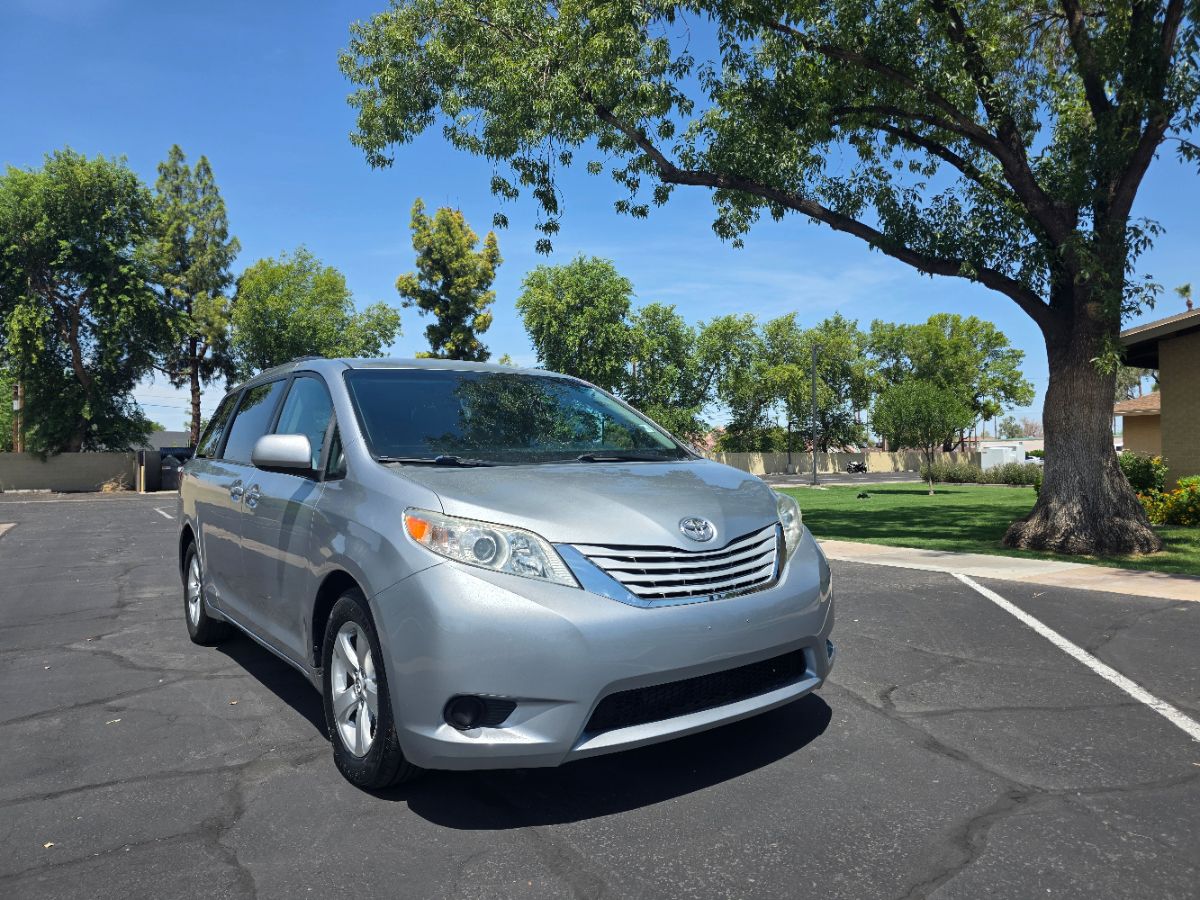 2017 Toyota Sienna LE Mobility Dual Power Doors 3rd Row Backup LOADED