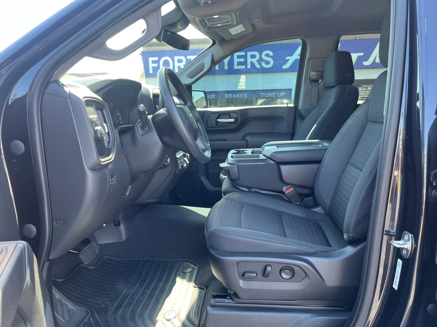 Chevrolet Silverado photo 17