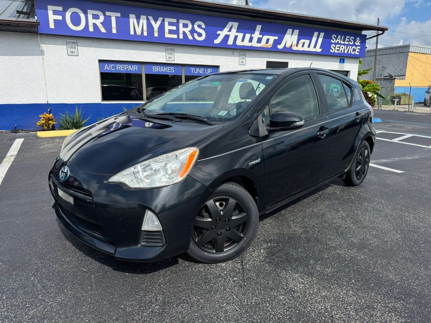 Toyota Prius C photo 2