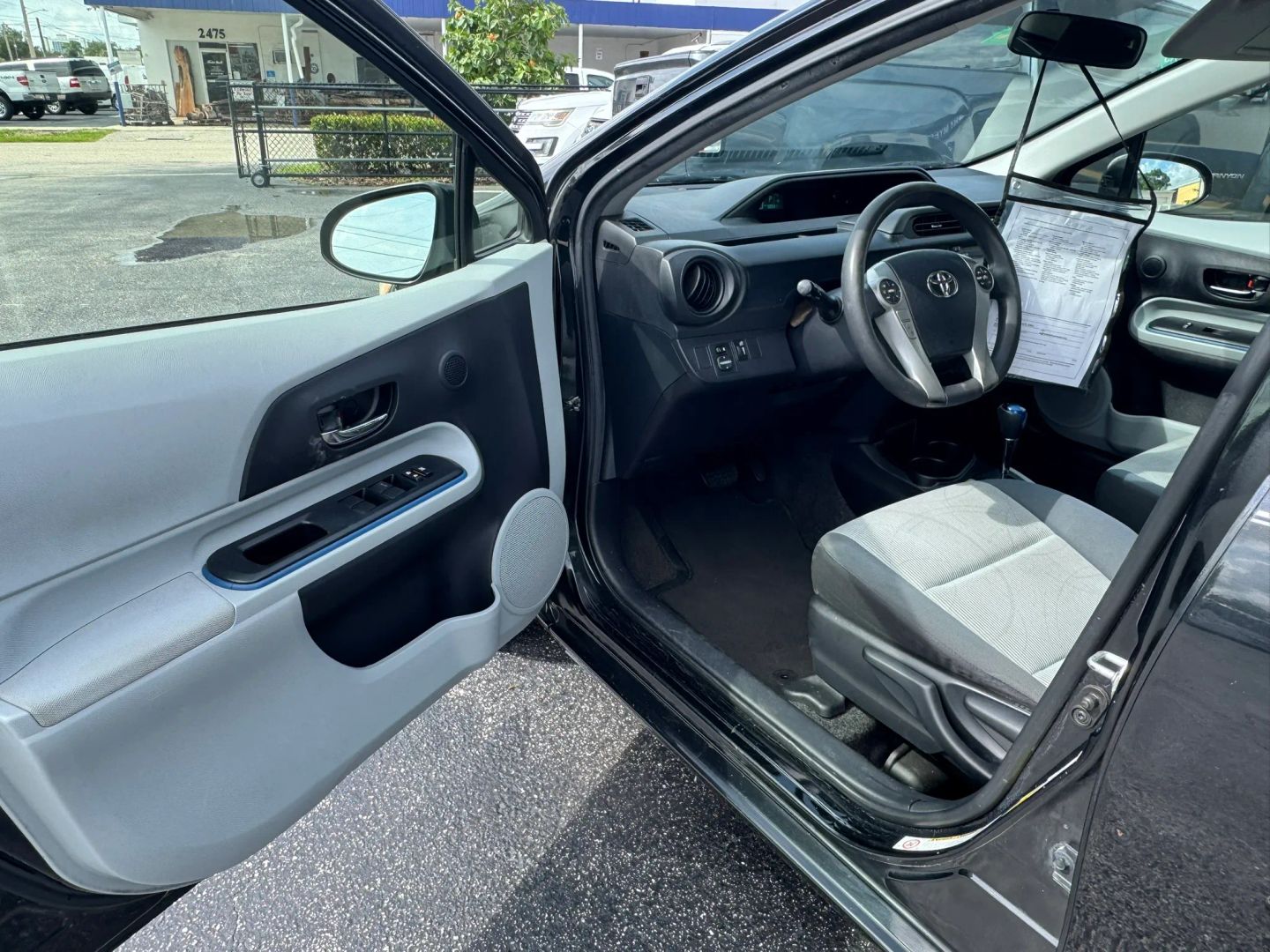 Toyota Prius C photo 6