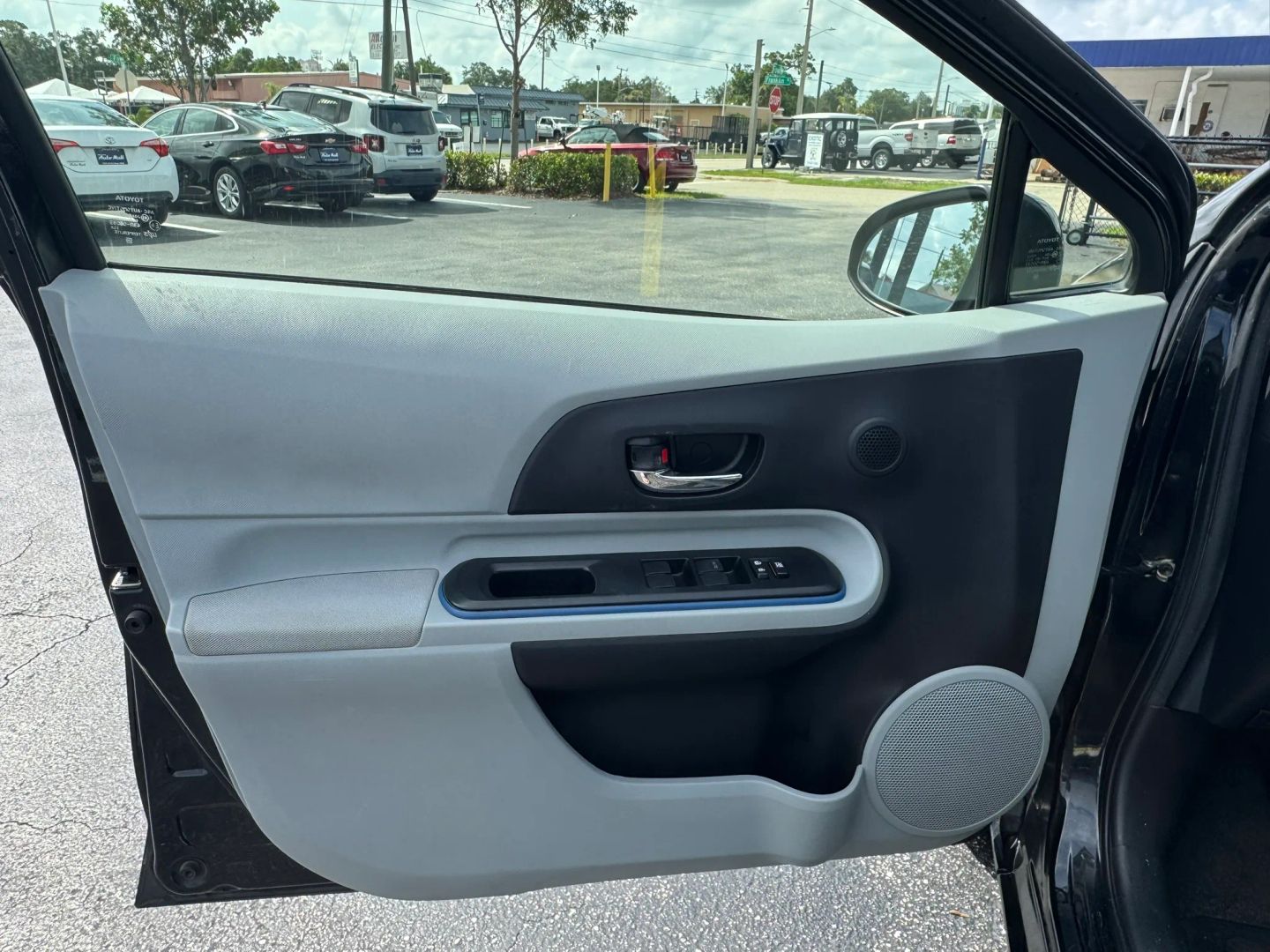 Toyota Prius C photo 7