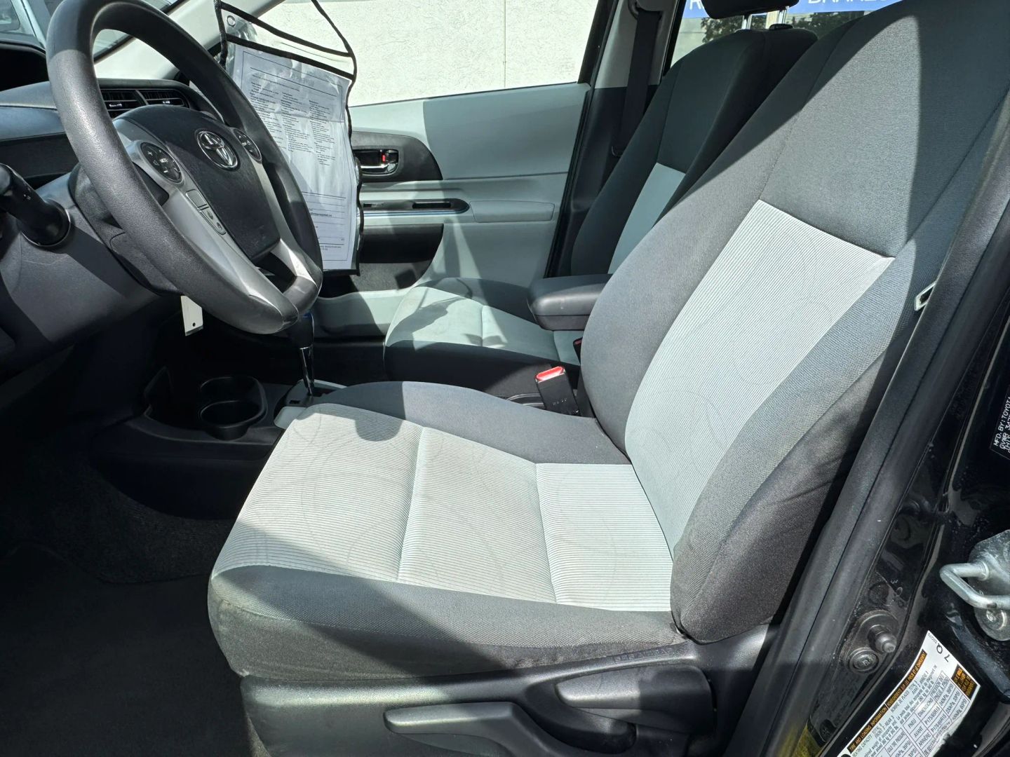 Toyota Prius C photo 8