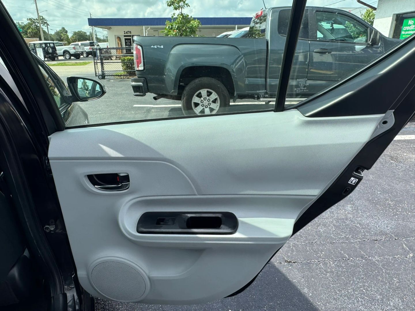 Toyota Prius C photo 9