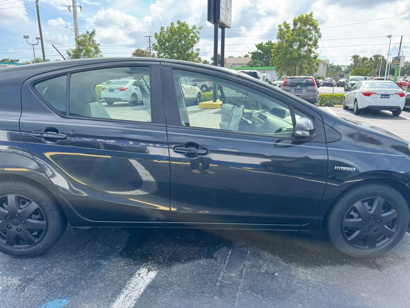 Toyota Prius C photo 12