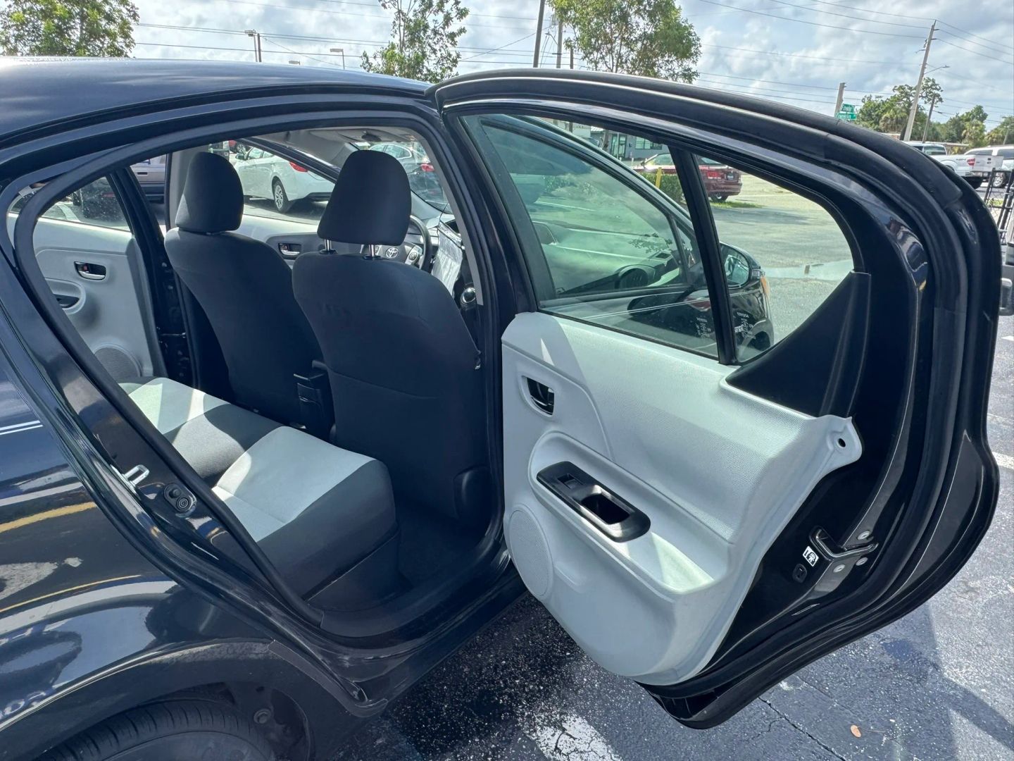Toyota Prius C photo 14