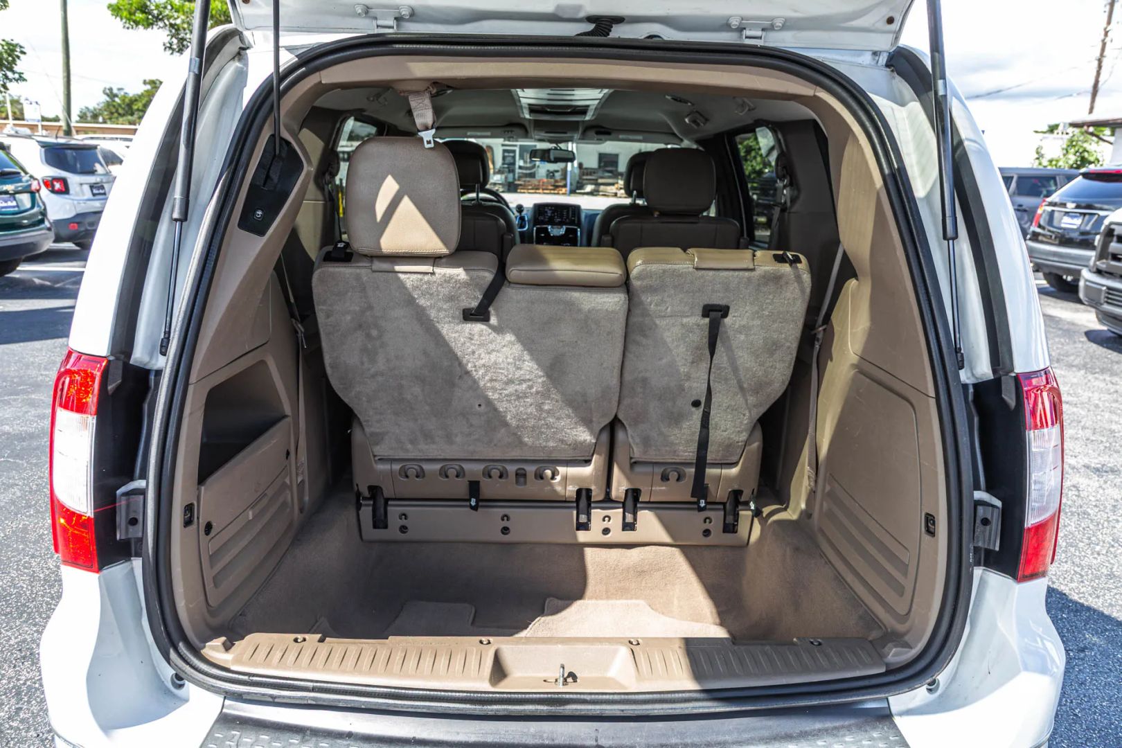 Photo 11 of this Chrysler Town & Country