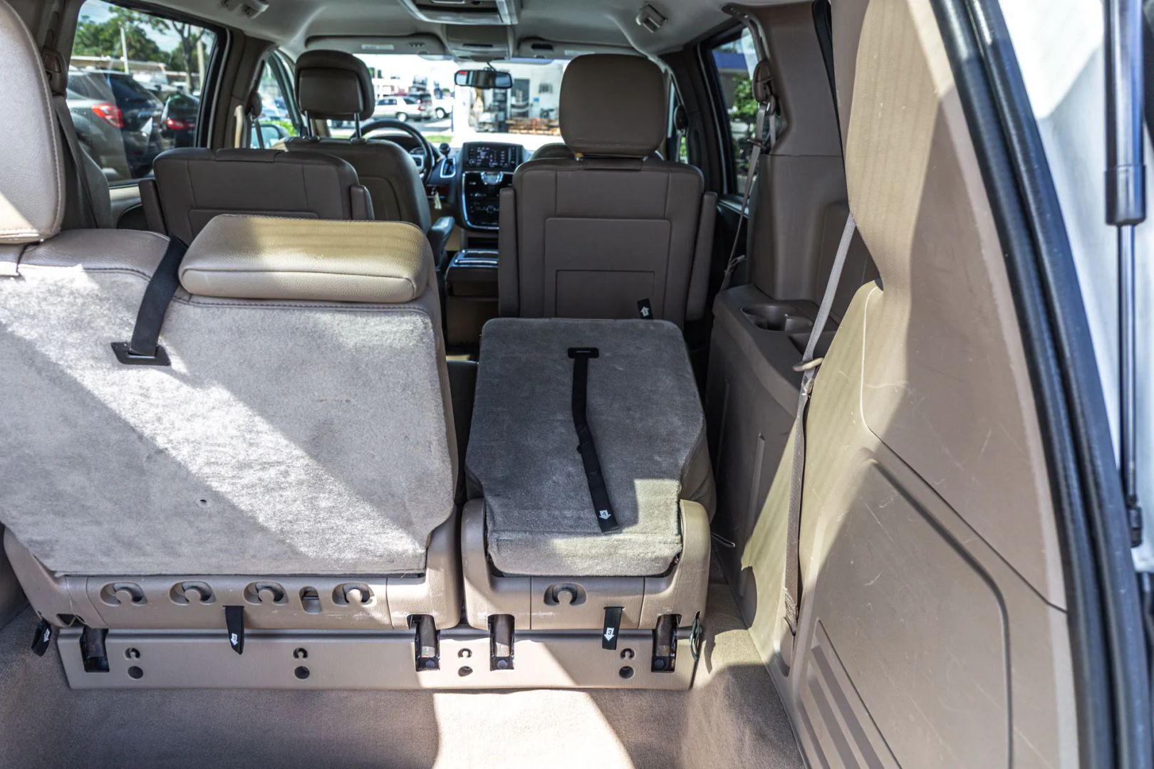 Photo 14 of this Chrysler Town & Country