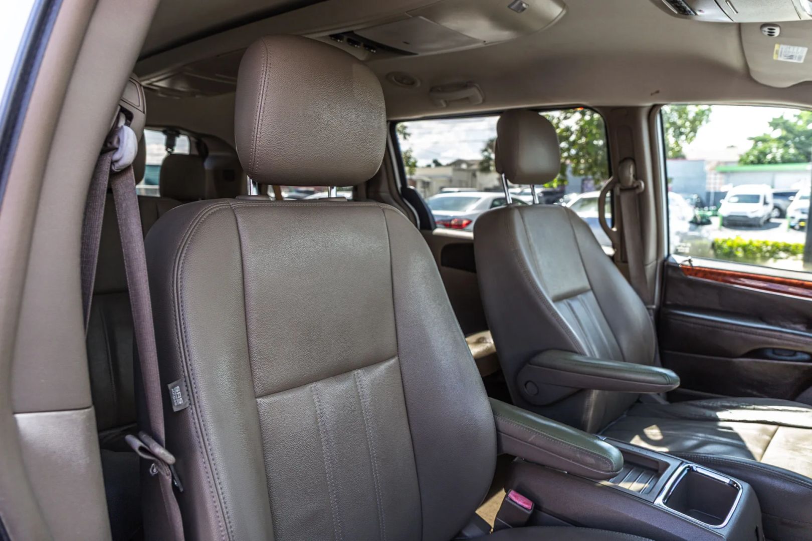 Photo 32 of this Chrysler Town & Country