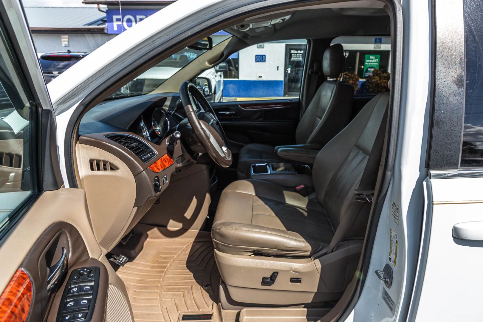 Photo 58 of this Chrysler Town & Country