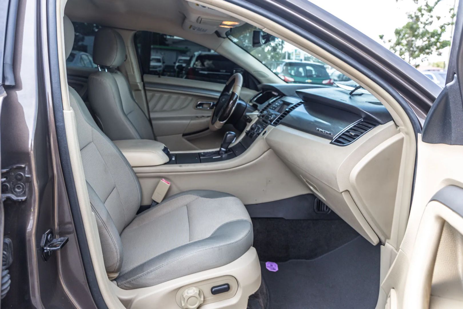 Photo 27 of this Ford Taurus