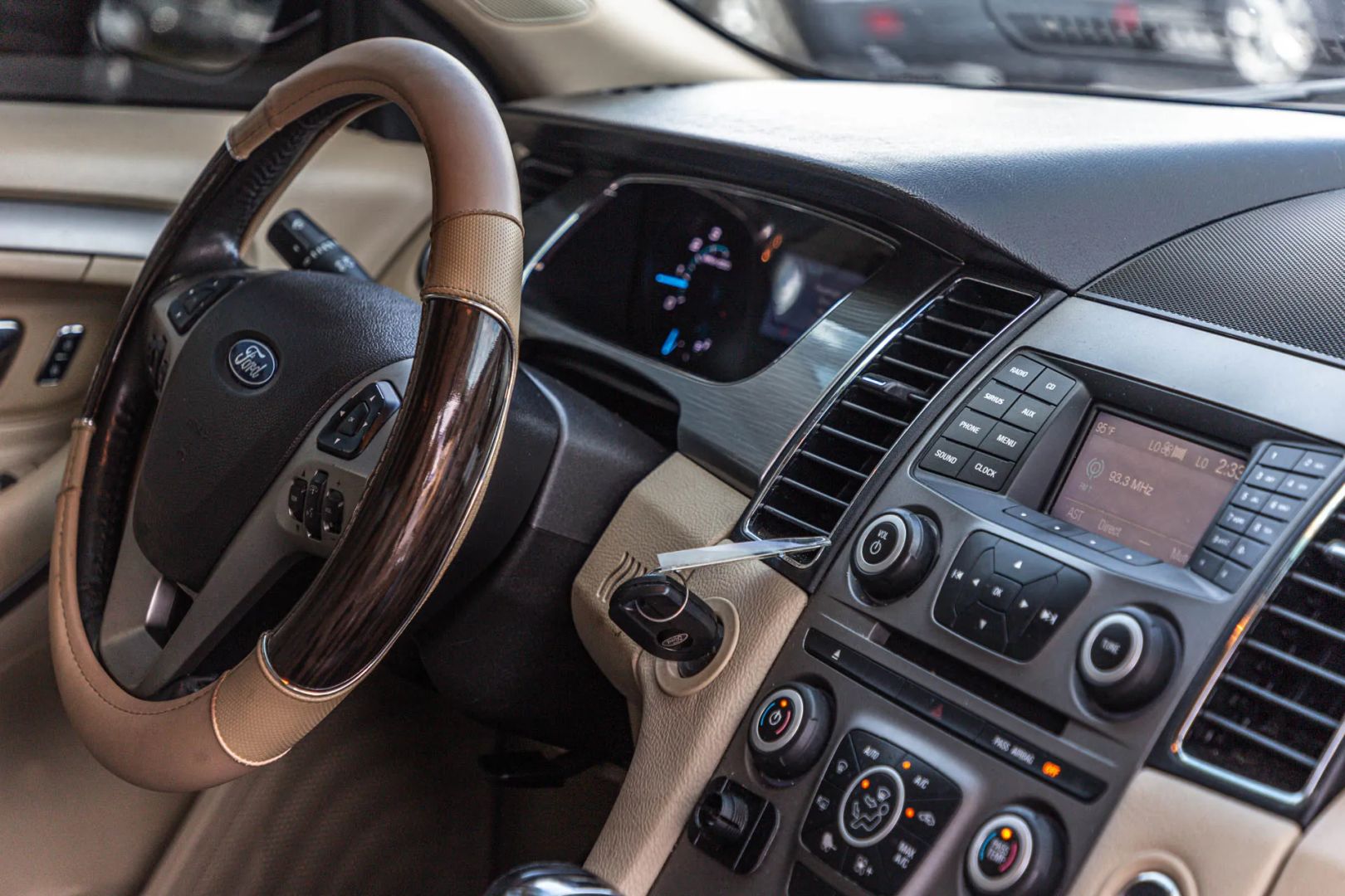 Photo 32 of this Ford Taurus