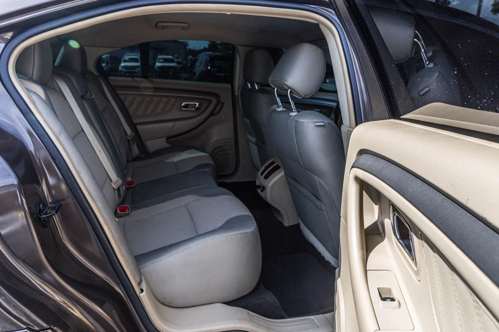 Photo 35 of this Ford Taurus