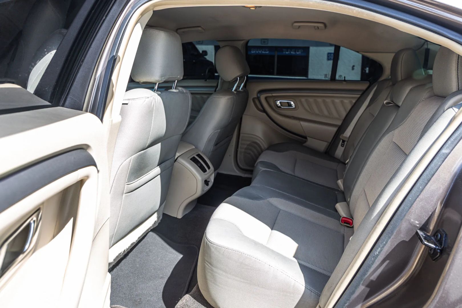Photo 52 of this Ford Taurus