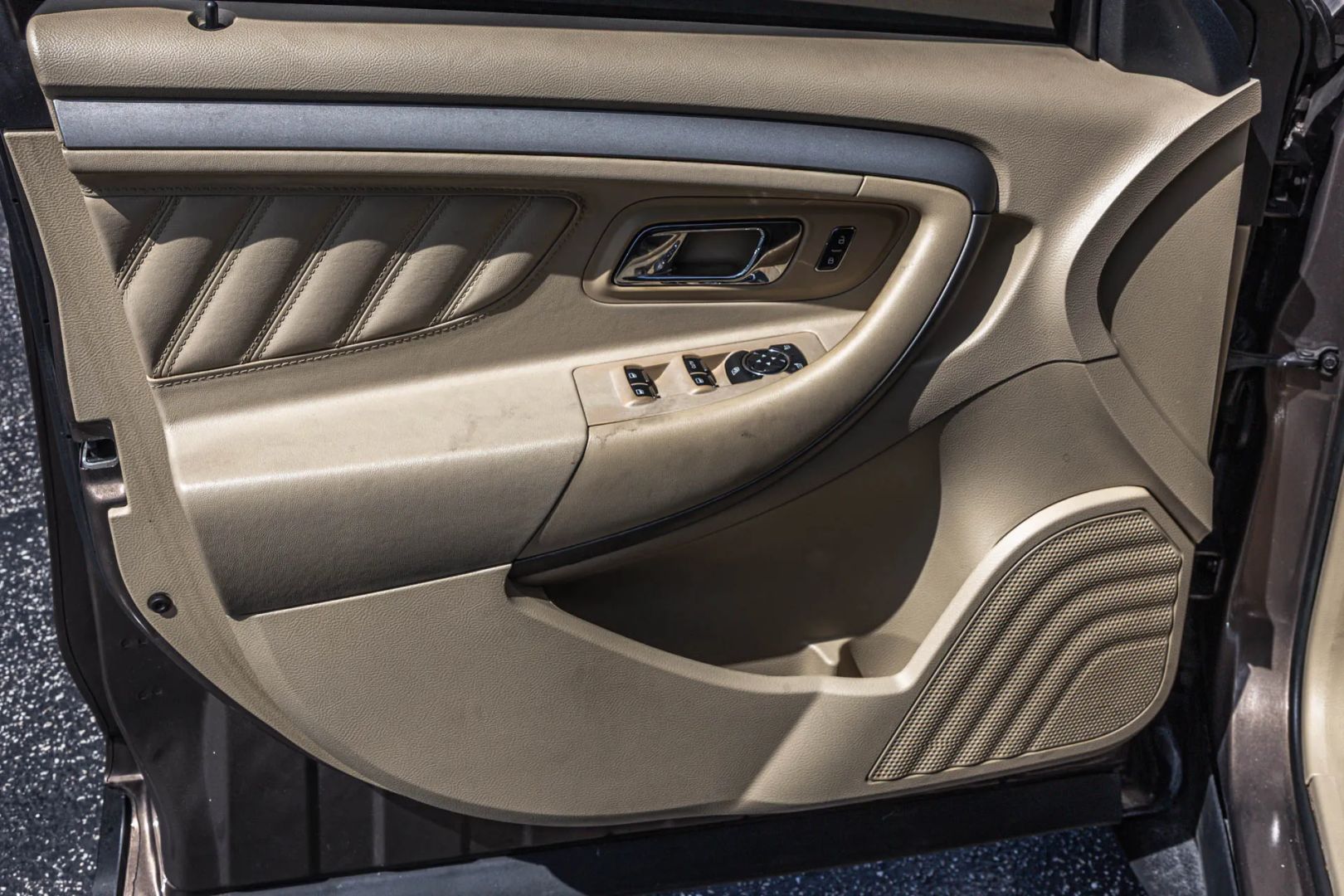 Photo 56 of this Ford Taurus