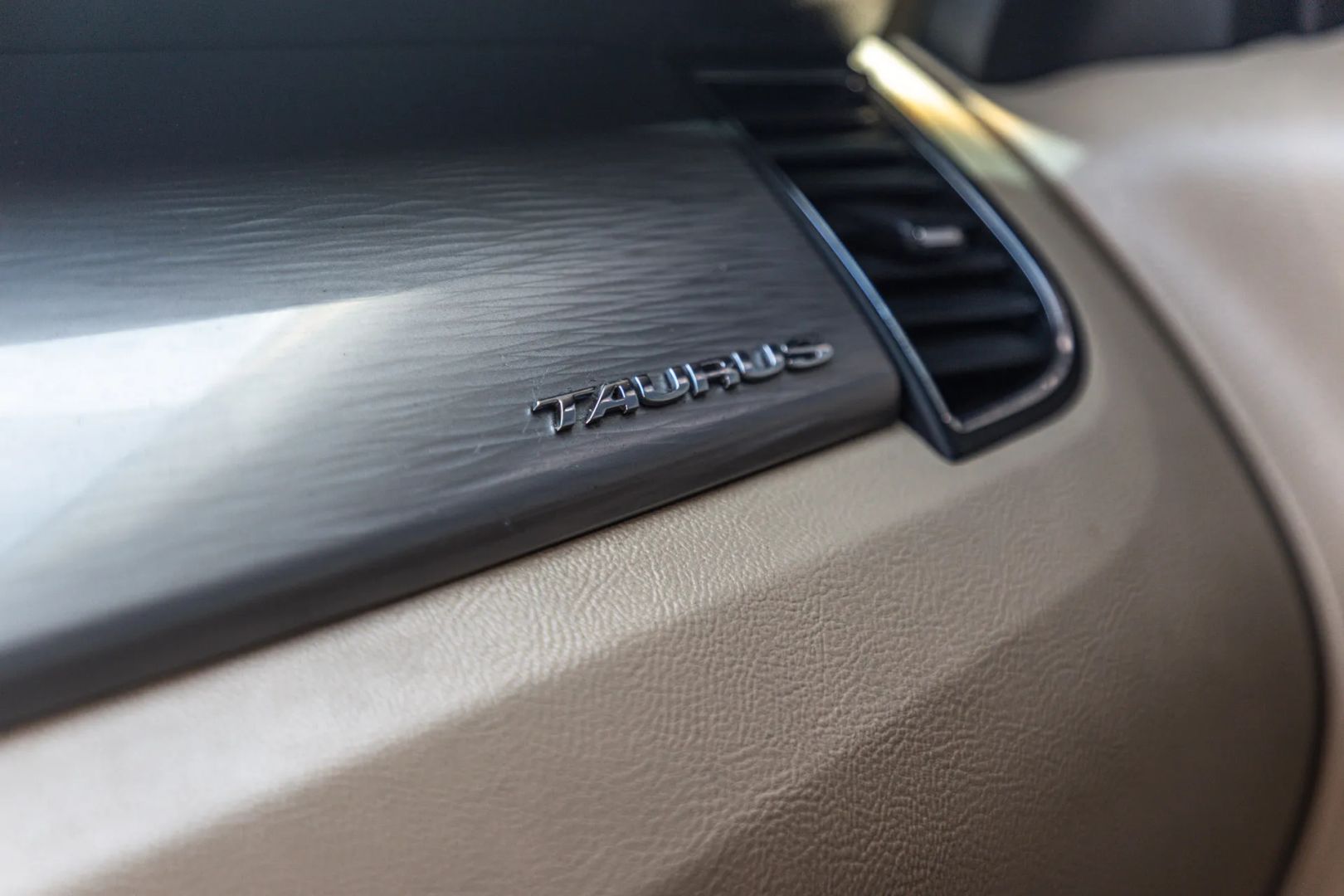 Photo 64 of this Ford Taurus
